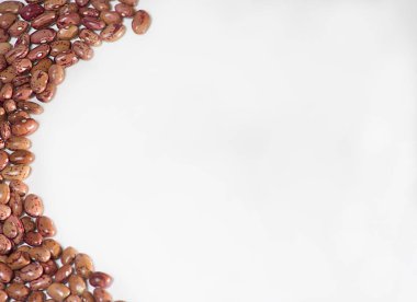 Çeşitleri kırmızı fasulye Phaseolus vulgaris kızılcık grup - uribe beyaz arka plan ve metin için yer