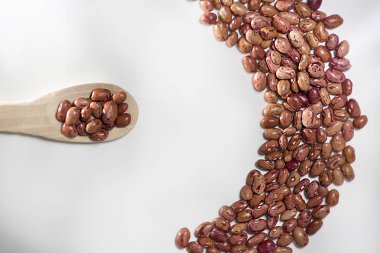 Çeşitleri kırmızı fasulye Phaseolus vulgaris kızılcık grup - uribe beyaz arka plan ve metin için yer