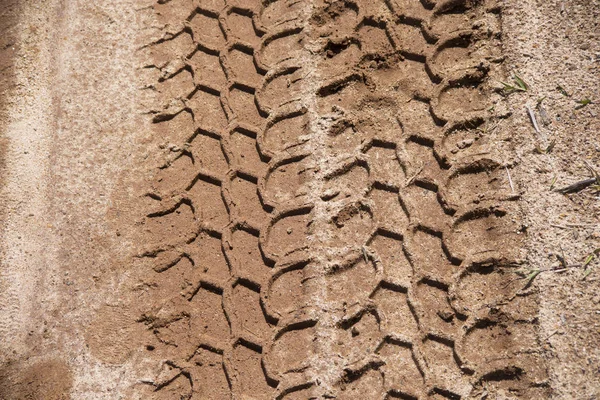 Arka plan kil otomobil lastik kirli kaygan parçaları. Yol tüm arazi arazi üzerinde tekerlek. Bir kirli çamur road, baharda ıslak. Off-road sürüş aşırı izlerini. Arabadaki izlemeler.
