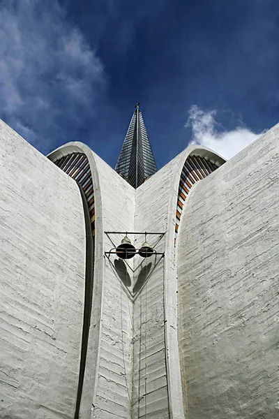 Kilise cephesi ile çan