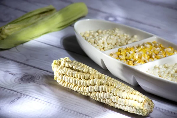 Beyaz ahşap arka planda - zea mays güzel beyaz kase mısır koçanı ve sarı mısır taneleri