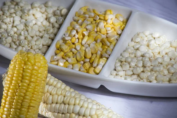 Beyaz ahşap arka planda - zea mays güzel beyaz kase mısır koçanı ve sarı mısır taneleri