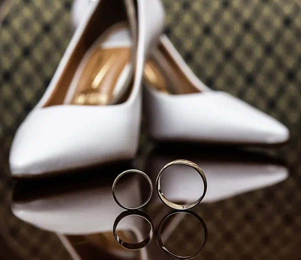Eljegyzési Gyűrűk Menyasszony Cipő Táblázat Zöld Háttér — Stock Fotó