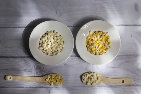 Mısır-Mısır Mısır koçanı ve sarı ve beyaz mısır taneleri Beyaz ahşap arka planda - zengin salata tarafından - zea mays eşliğinde güzel bir beyaz kase
