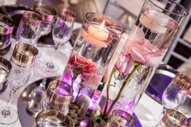 Fine decoration at weddings - long containers with water and roses