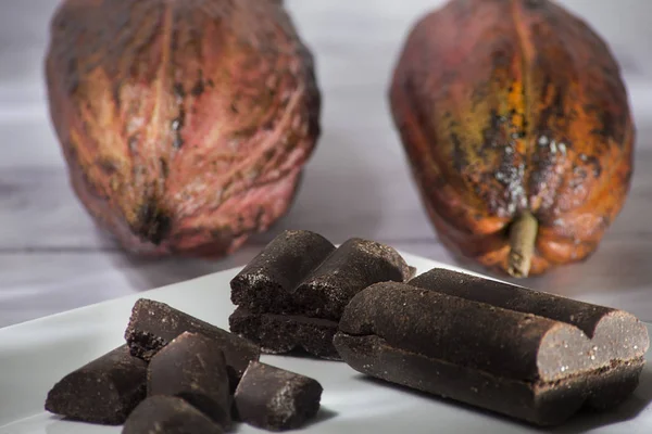 Çikolata ve kakao tozu beyaz arka plan üzerinde izole Theobroma kakao-kakao bakla..