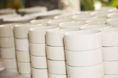 Sofra - temiz tabak ve bardak yığını