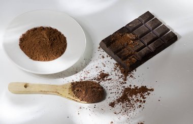 Theobroma kakao-kakao çikolata ve çikolata toz beyaz zemin üzerine
