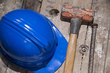 çekiç ve kask. İnşaat araçları