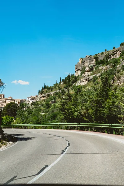 Kırsal yol ve yolculuk için doğa dağ ve orman.