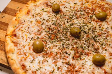 İtalyan pizza domates, peynir ve zeytin