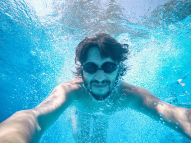 Genç adam bir yüzme havuzu su altında