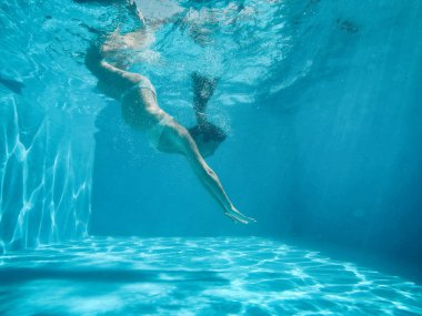 Hamile kadın bir havuz su altında