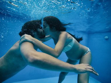 mutlu çifte bir havuzda su altında