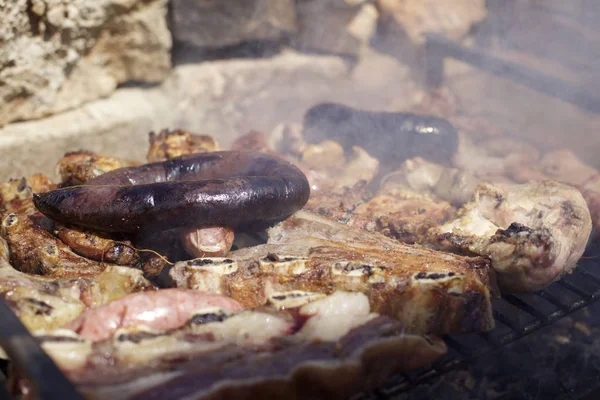 Dana kaburga, chorizo ve kan sosisi, Arjantinli Barbekü şeritler
