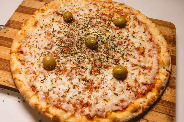İtalyan pizza domates, peynir ve zeytin