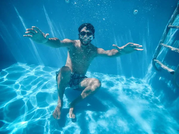 Jeune Homme Sous Eau Une Piscine — Photo