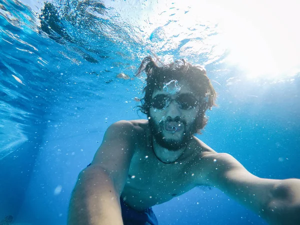 Genç Adam Bir Yüzme Havuzu Altında — Stok fotoğraf