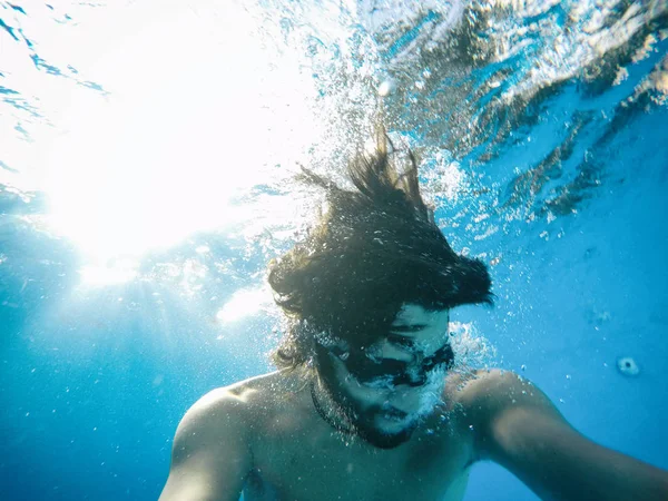 Genç Adam Bir Yüzme Havuzu Altında — Stok fotoğraf