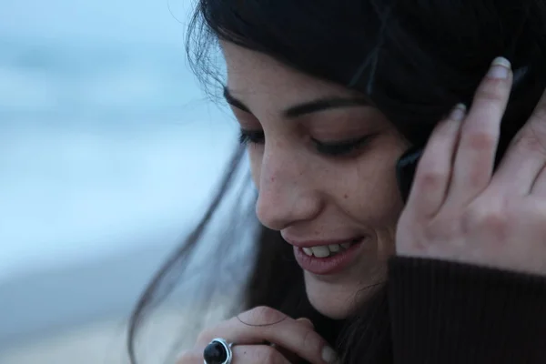 Молодая Женщина Разговаривает Телефону Моря Зимой — стоковое фото