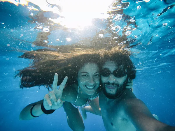 Feliz Pareja Bajo Agua Una Piscina — Foto de Stock