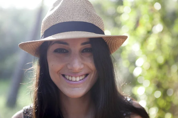 Şapka ile gülümseyen genç kadın