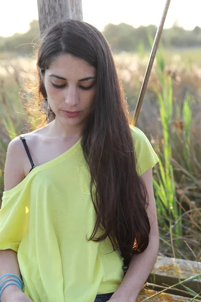 Güneş gözlüklü güzel kadın.