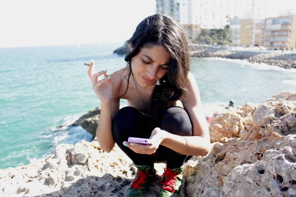 Akıllı telefonlu güzel bir kadın.