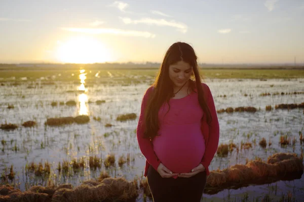Krásná Těhotná Žena Jezero Východ Slunce — Stock fotografie
