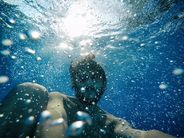 Junger Mann Unter Dem Wasser Eines Swimmingpools Stockfoto