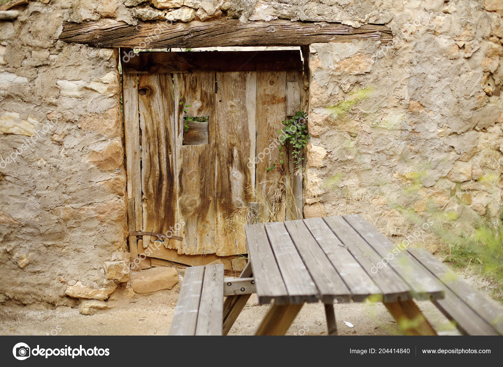 Maison Pierre Avec Une Porte Bois Côté Une Table Bois