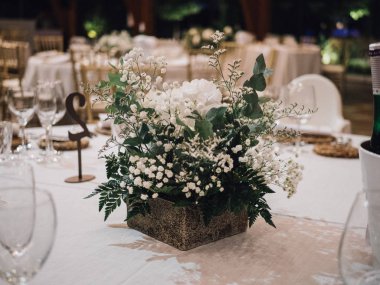 merkezinde bir düğünde beyaz çiçek