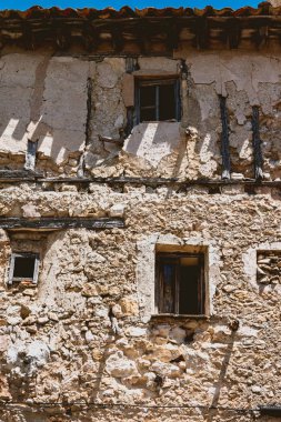terk edilmiş bir taş evin cephe