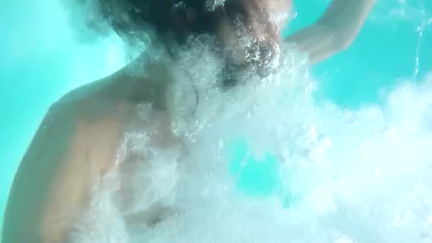 Piękne Zdjęcia Młody Człowiek Zabawy Basenie Pod Wodą Wielu Pęcherzyków — Wideo stockowe