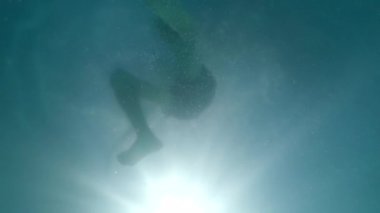 Genç adamın havuzda güzel resimler