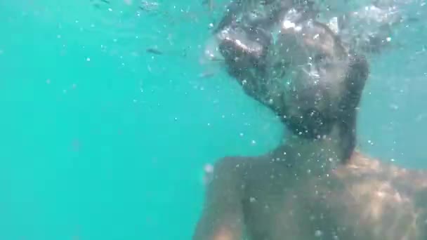 Prachtige Foto Van Jonge Man Spelen Het Zwembad Ondergedompeld Met — Stockvideo