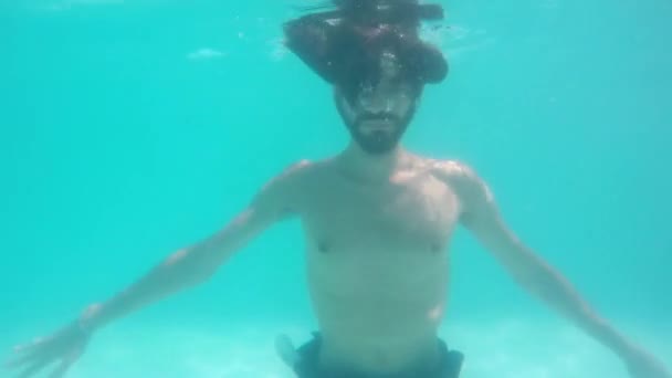 Belle Immagini Giovane Che Gioca Piscina Sommerso Molte Bolle — Video Stock