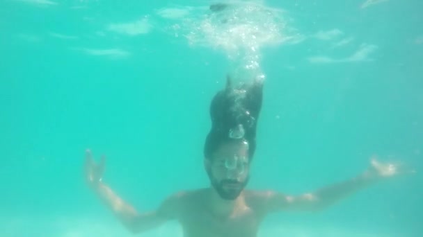 Belas Fotos Jovem Brincando Piscina Submerso Com Muitas Bolhas — Vídeo de Stock