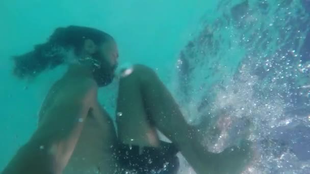 Belas Fotos Jovem Brincando Piscina Submerso Com Muitas Bolhas — Vídeo de Stock