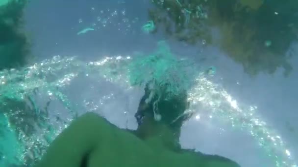 Belas Fotos Jovem Brincando Piscina Submerso Com Muitas Bolhas — Vídeo de Stock