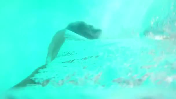 Piękne Zdjęcia Młody Człowiek Zabawy Basenie Pod Wodą Wielu Pęcherzyków — Wideo stockowe