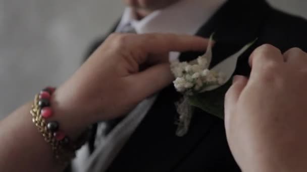 Mutter Kleidet Den Bräutigam Für Die Hochzeit Ein — Stockvideo