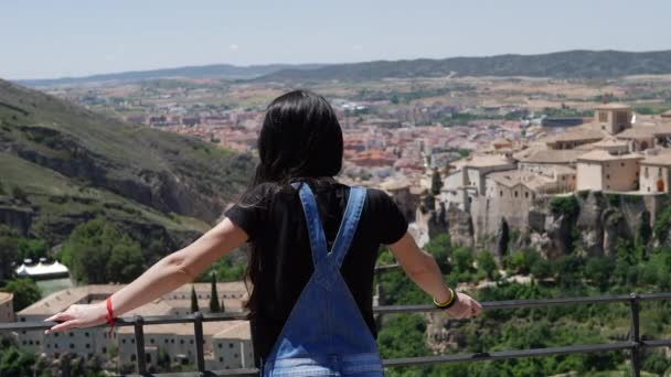 Красива Молода Жінка Позаду Веранді Місті Іспанії — стокове відео