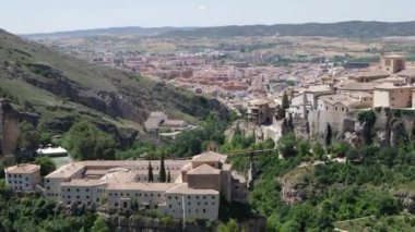 Cuenca, İspanya'nın asılı evlerin panoramik görünüm