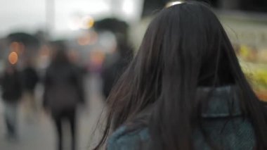 Şehirde yürüyen güzel genç bir kadın.