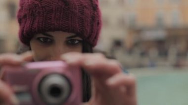 Güzel genç kadın sokakta fotoğraf çekmek