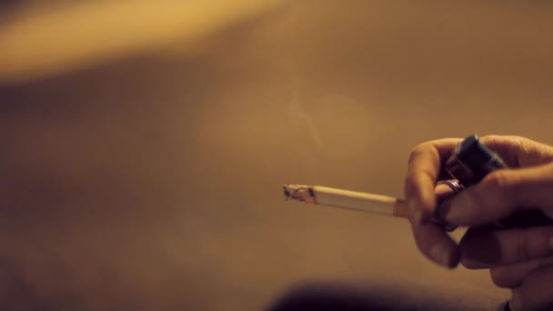 妇女的手抽烟 — 图库视频影像