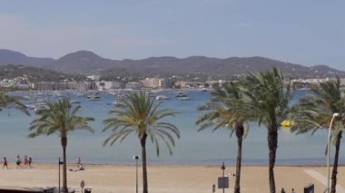 San Antonio Bay Ibiza Plajı, havadan görünümü, Ibiza, plajlar, uçan güvercinler ve geçen otomobil şehrin panoramik görünümü