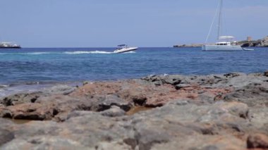 Cala comte Ibiza Plajı, görüntü ibiza turkuaz suları ve dalgalar çökmesini ile ıslak kayaların bir koyda yer seviyesinde