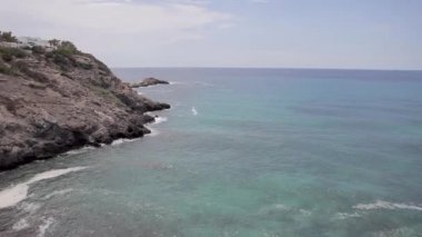 Ibiza kayalıklarla, yatay kaydırma ve panoramik manzaralarını sunan bir Ibiza plaj yaz